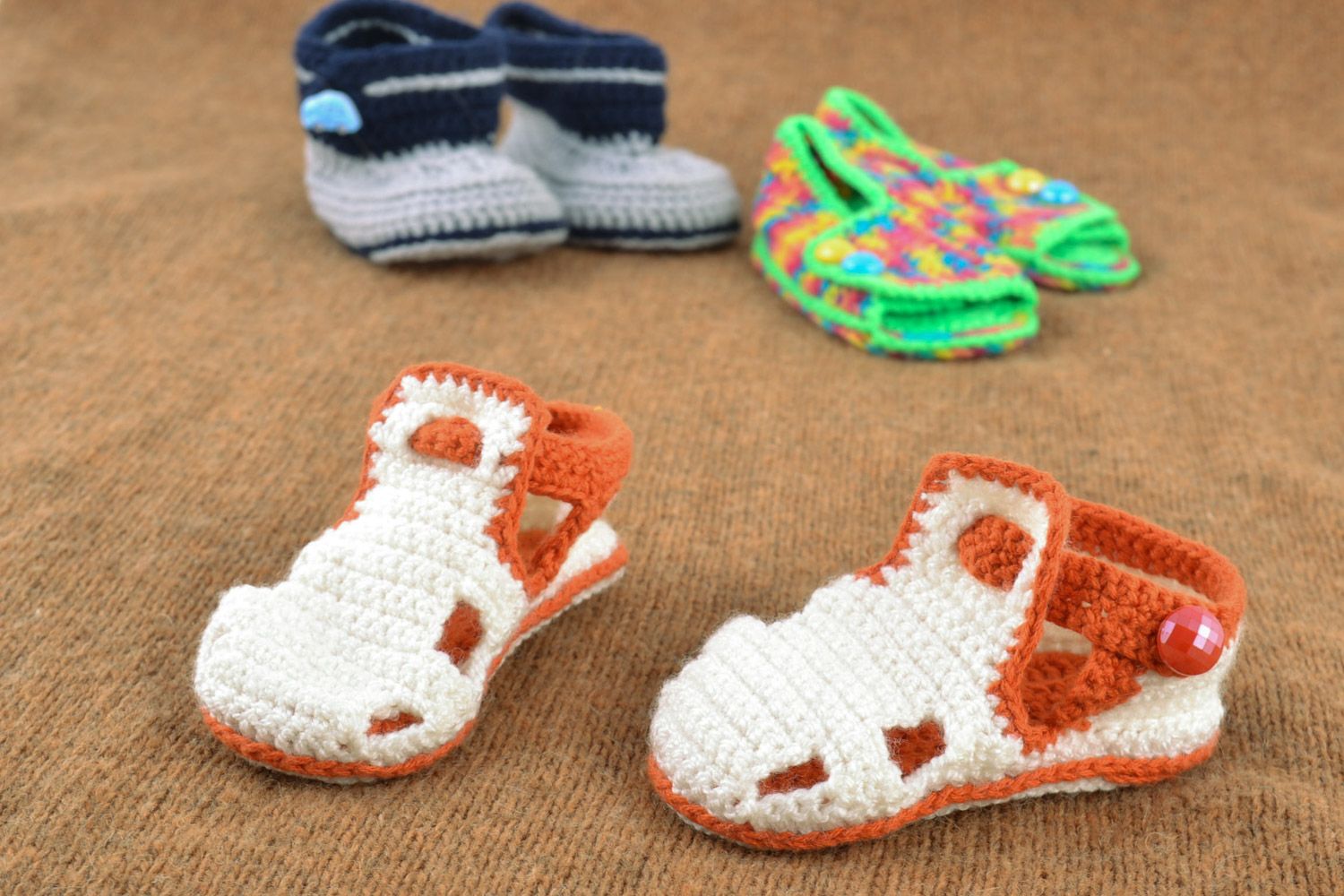Вязаные пинетки сандалики для девочки белые с оранжевыми вставками ручная работа фото 1