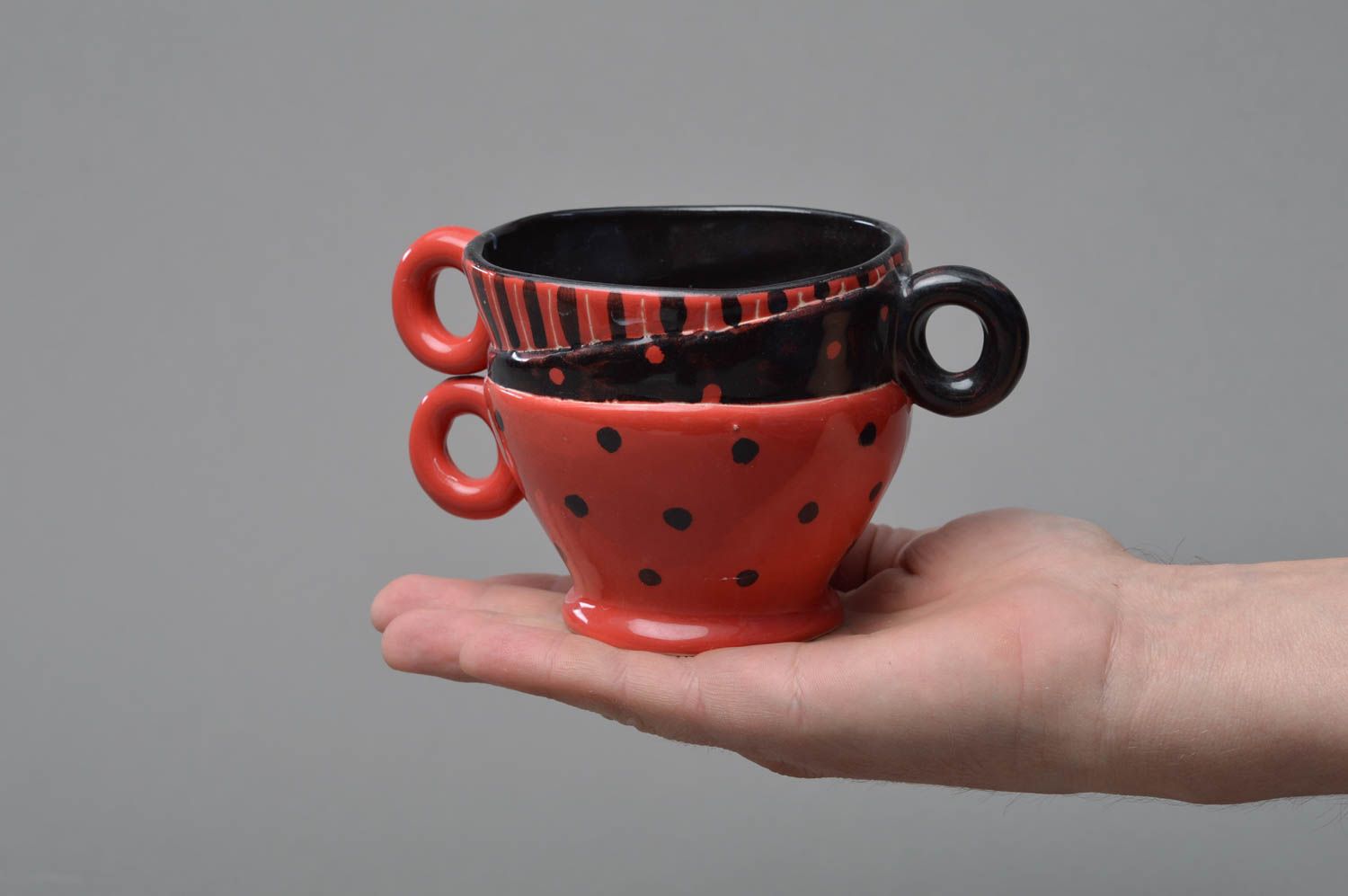 Tasse originale faite main en porcelaine avec trois anses rouge noir à pois photo 4