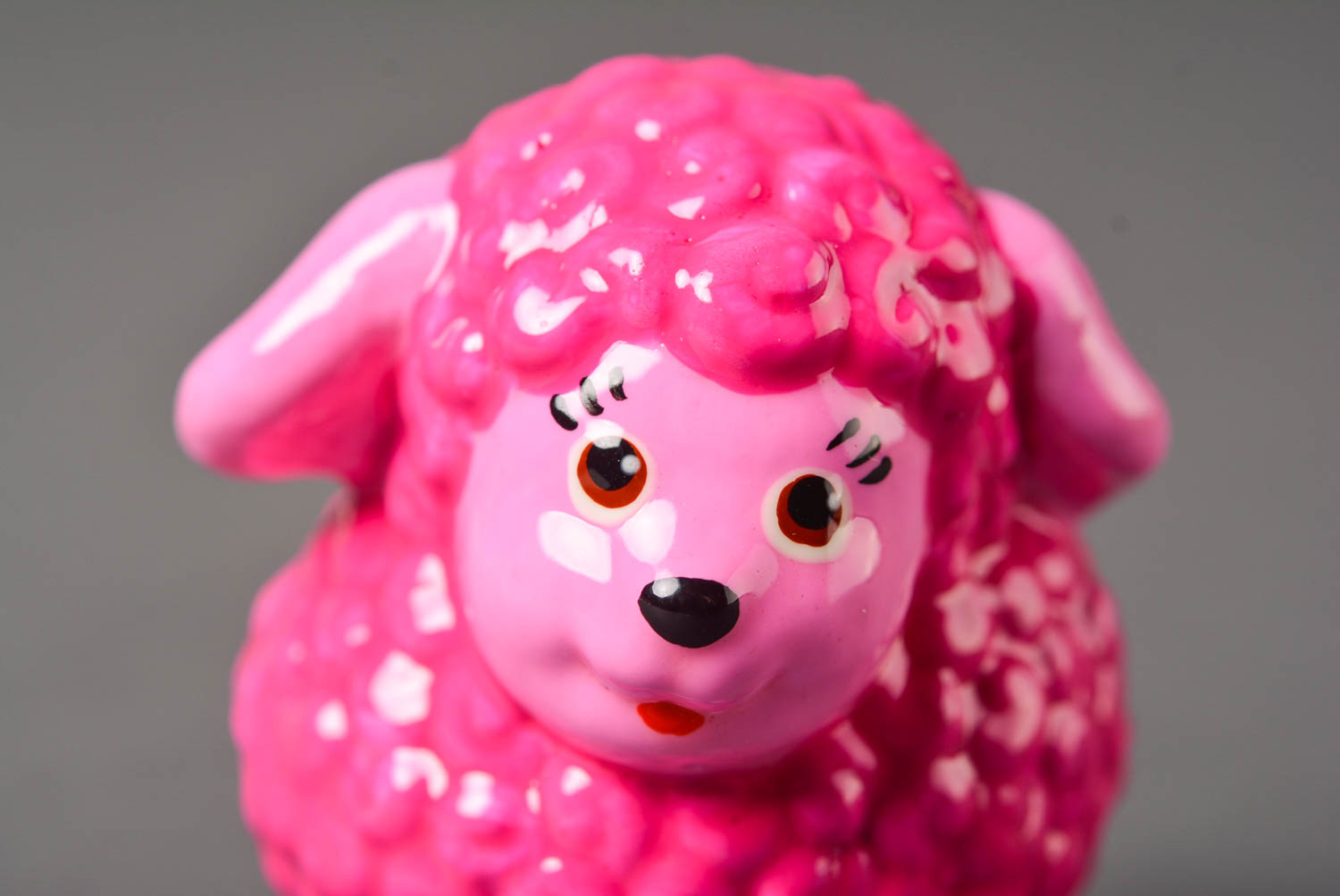 Statuetta in gesso fatta a mano figurina decorativa a forma di pecorella rosa foto 4