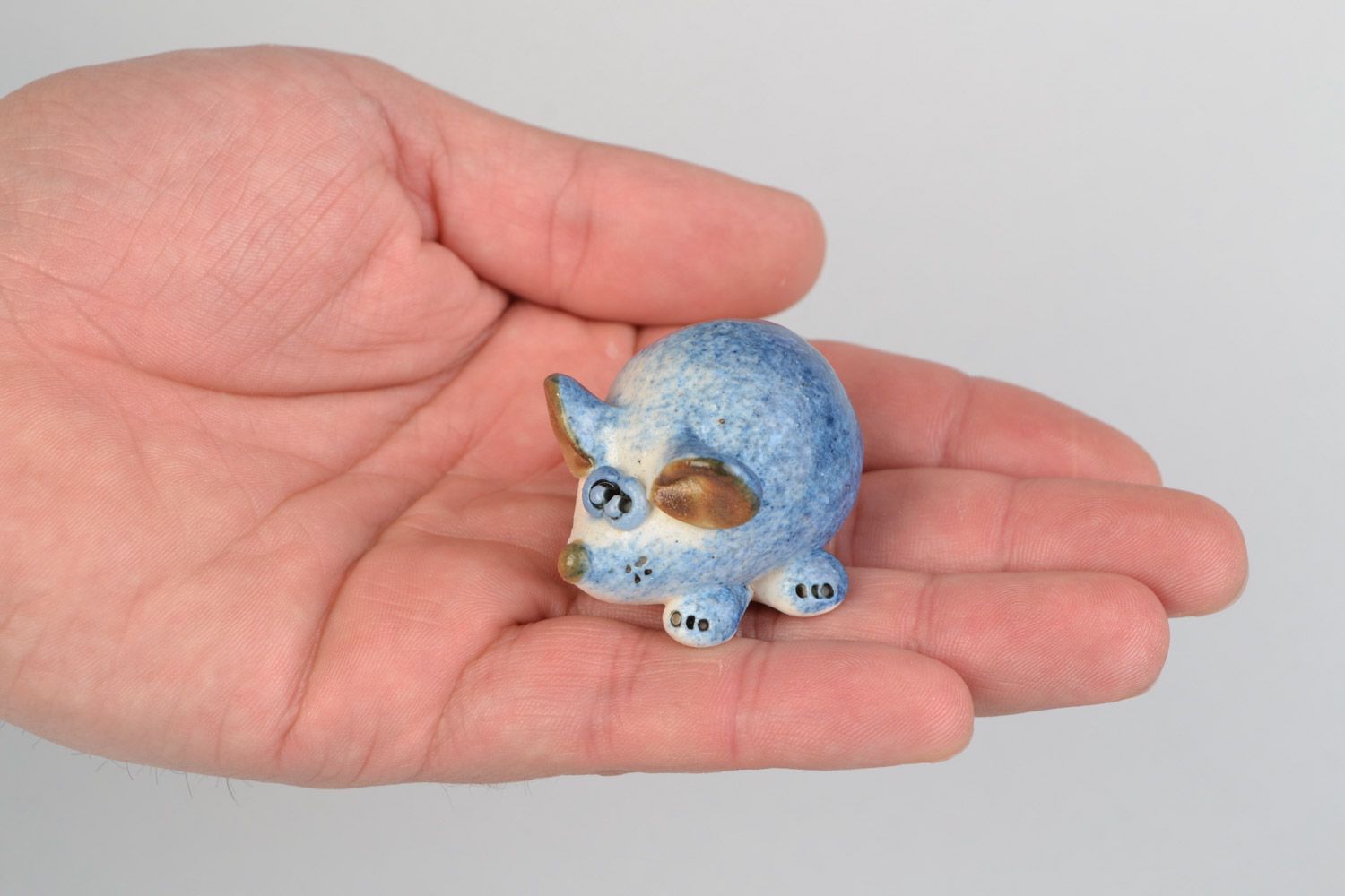 Handmade decorative miniature ceramic figurine of mouse painted with glaze photo 2