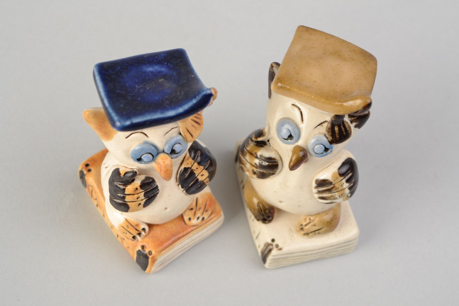Set of 2 funny handmade glazed ceramic figurines of owls with graduate caps  photo 3