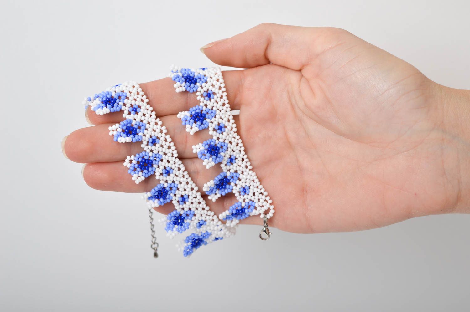 Ожерелье из бисера украшение ручной работы колье из бисера голубое с белым фото 5