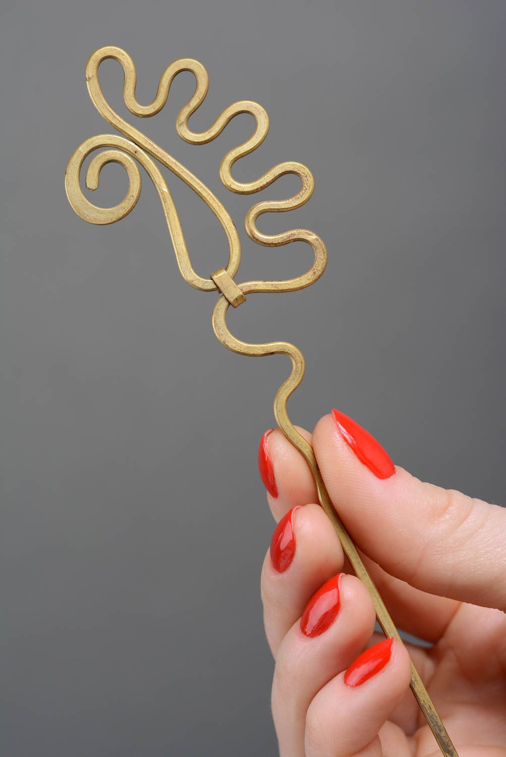 Заколка для волос из латуни в технике wire wrap необычная шпилька ручной работы фото 3