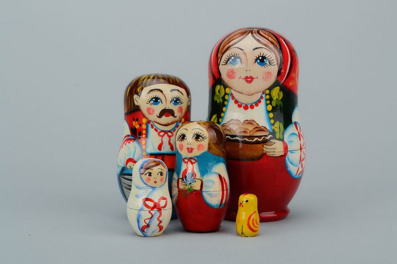 Matrioshka en collar con varéniki Matrioshka es la muñeca de madera con vestido ruso campesino, que contiene otras de menor tamaño. Varéniki son pequeñas empanadillas con requesón, boyas u otros ingredientes foto 5