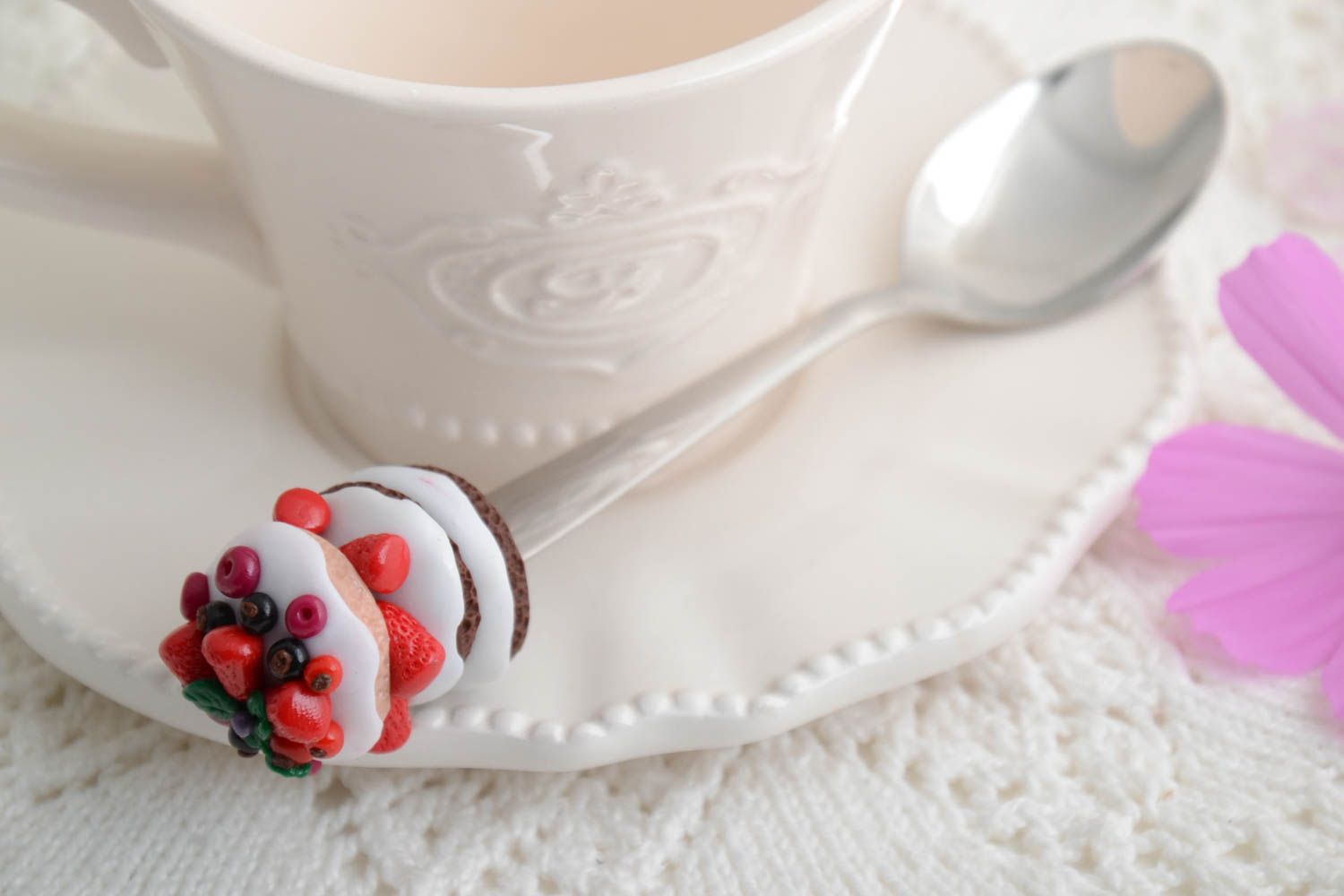 Чайная ложка с ручкой из полимерной глины в виде оладий с ягодами ручной работы фото 1