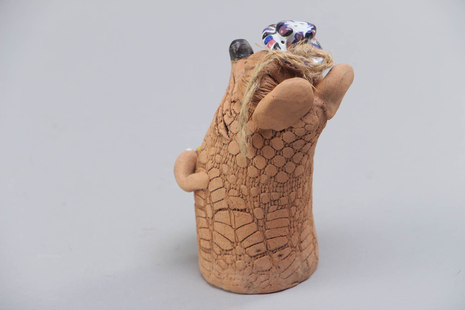 Petite clochette en céramique brune peinte faite main souris avec fromage photo 3