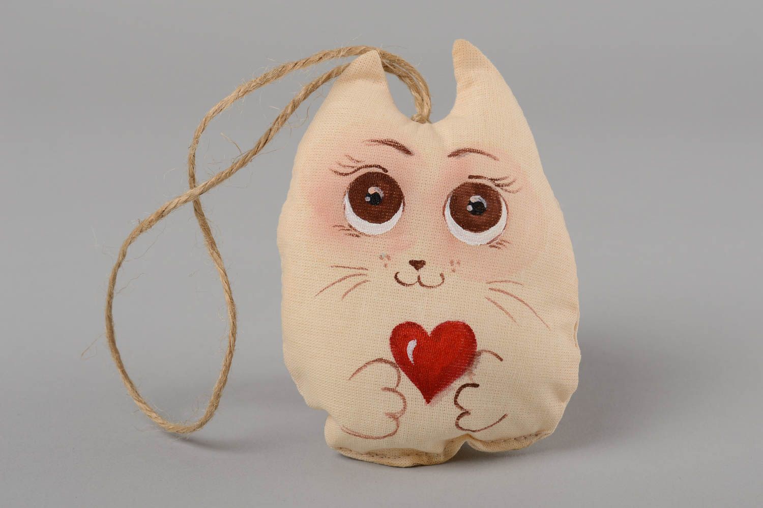 Мягкая игрушка ручной работы декор для дома мягкая подвеска кошечка с сердцем фото 4