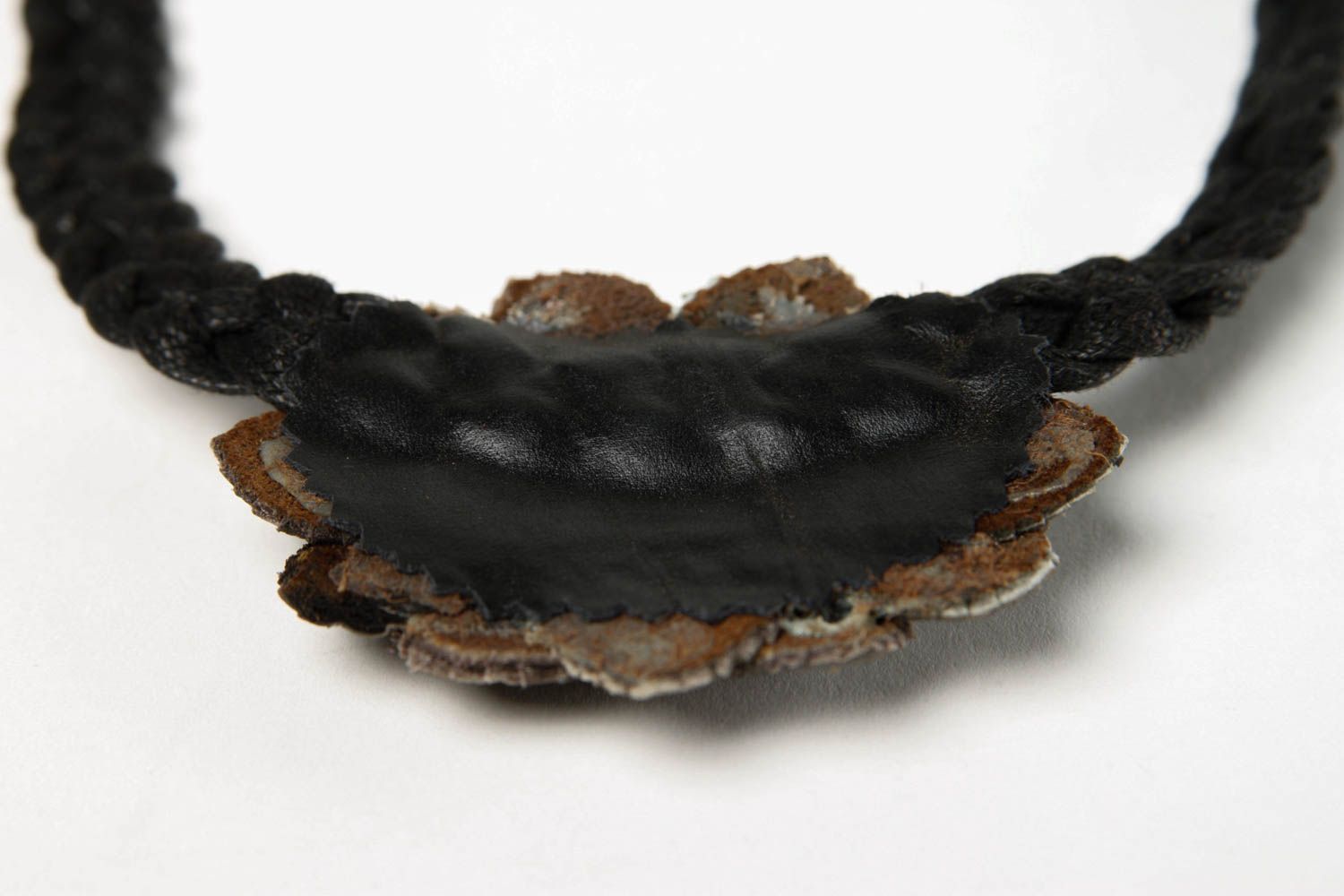 Collier en cuir naturel Bijou fait main noir avec fleur Cadeau pour femme photo 5