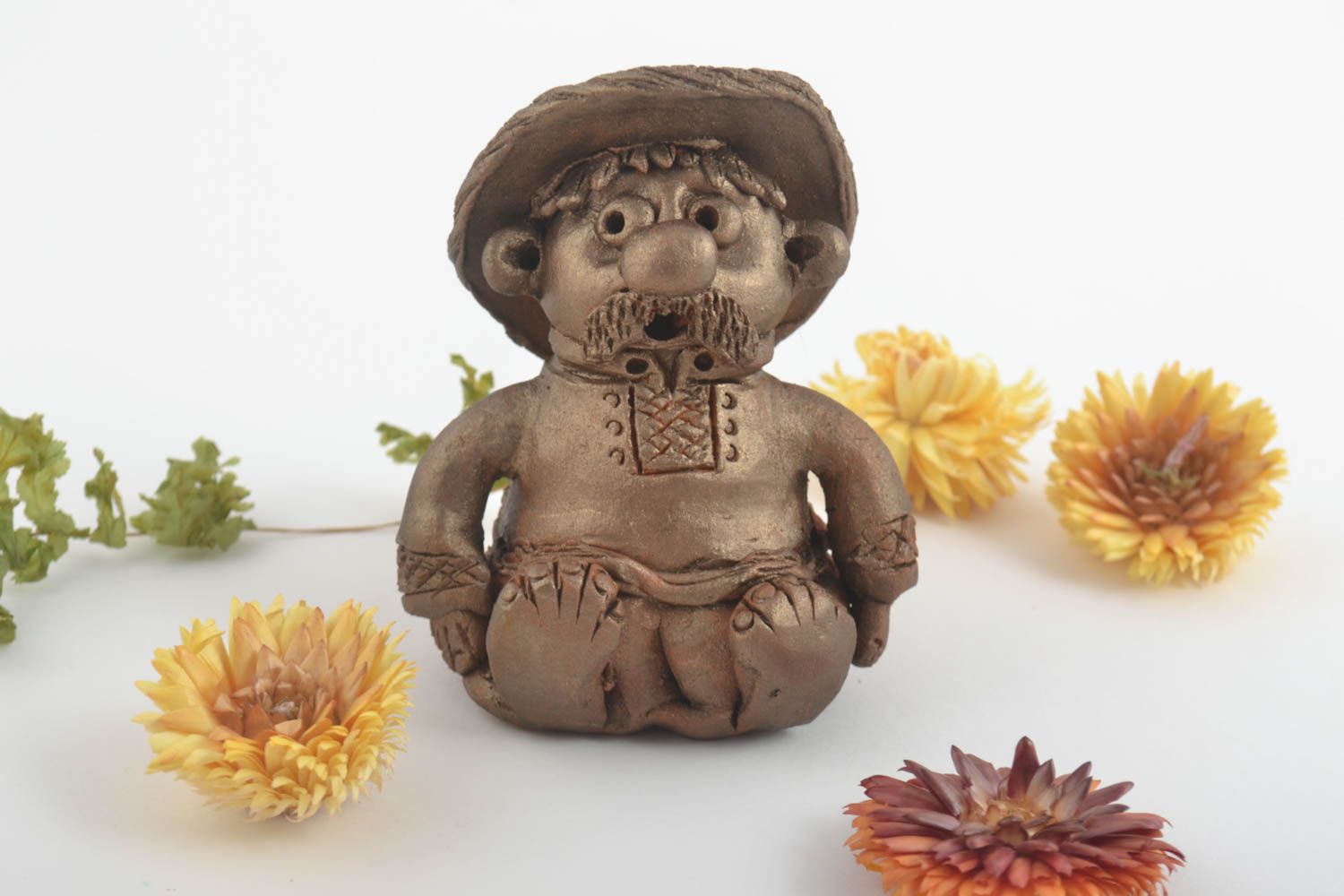 Figurina di un uomo fatta a mano in ceramica divertente souvenir di terracotta foto 1