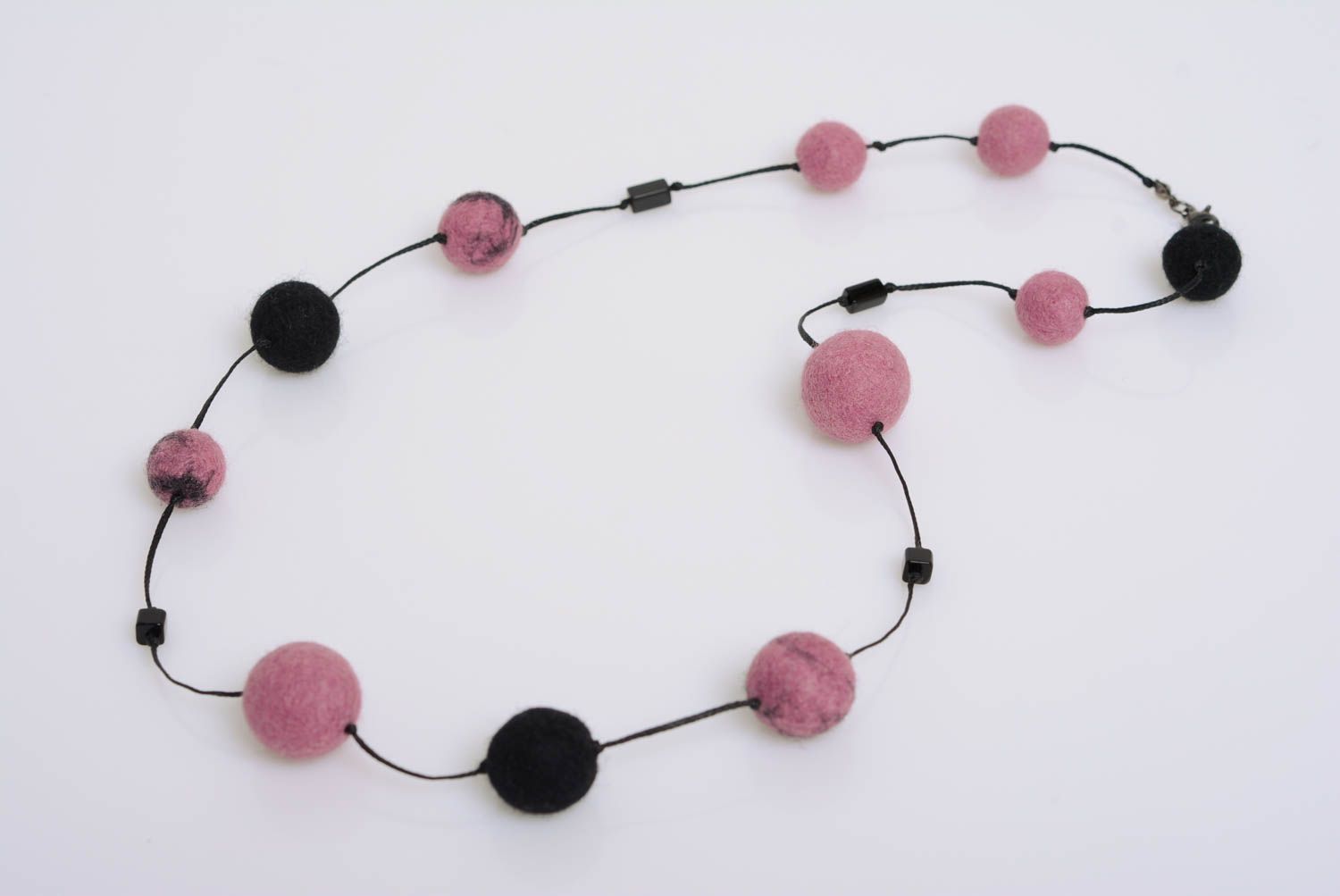 Collier en perles de laine feutrée fait main rose-noir long design original photo 1