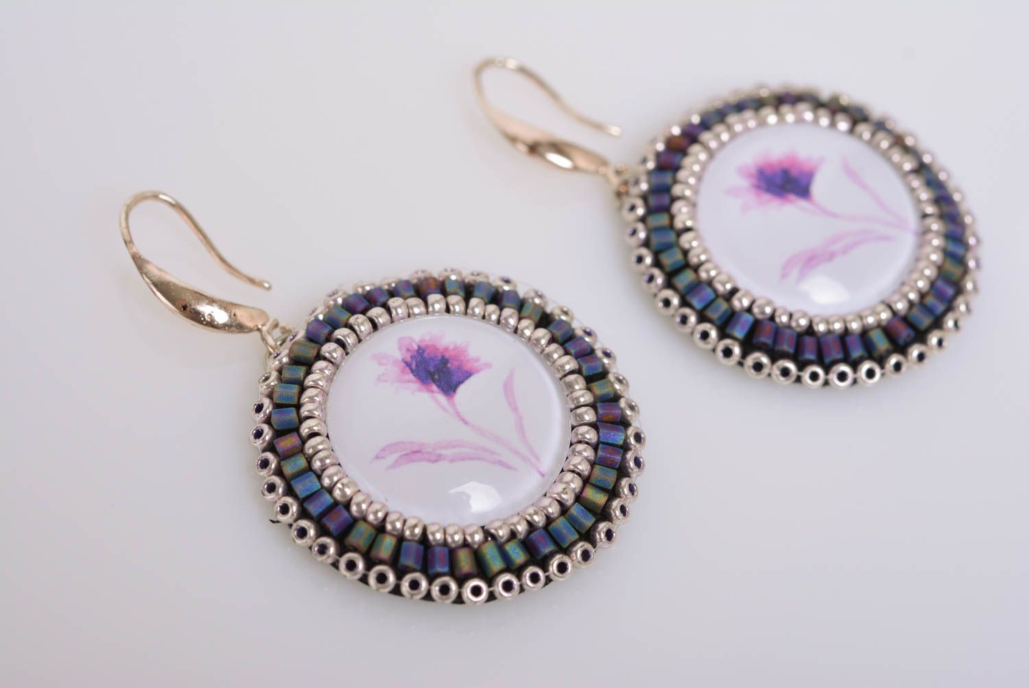 Originelle schöne violette Ohrringe aus Rocailles und Cabochons Handarbeit foto 1