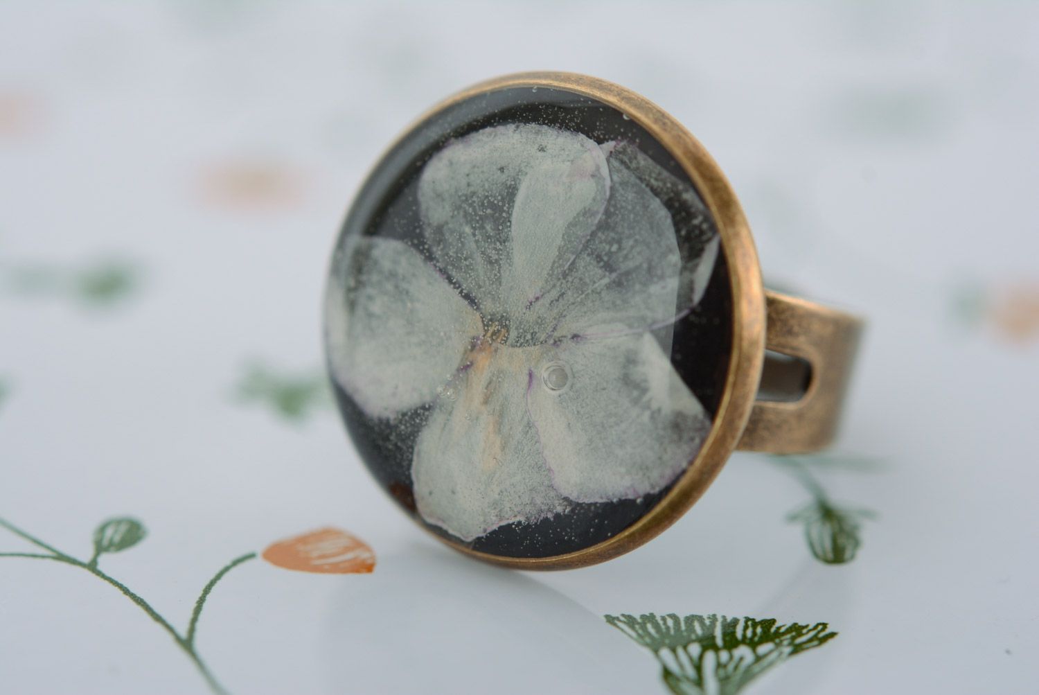 Black round women's ring with white flower coated with epoxy resin homemade photo 3