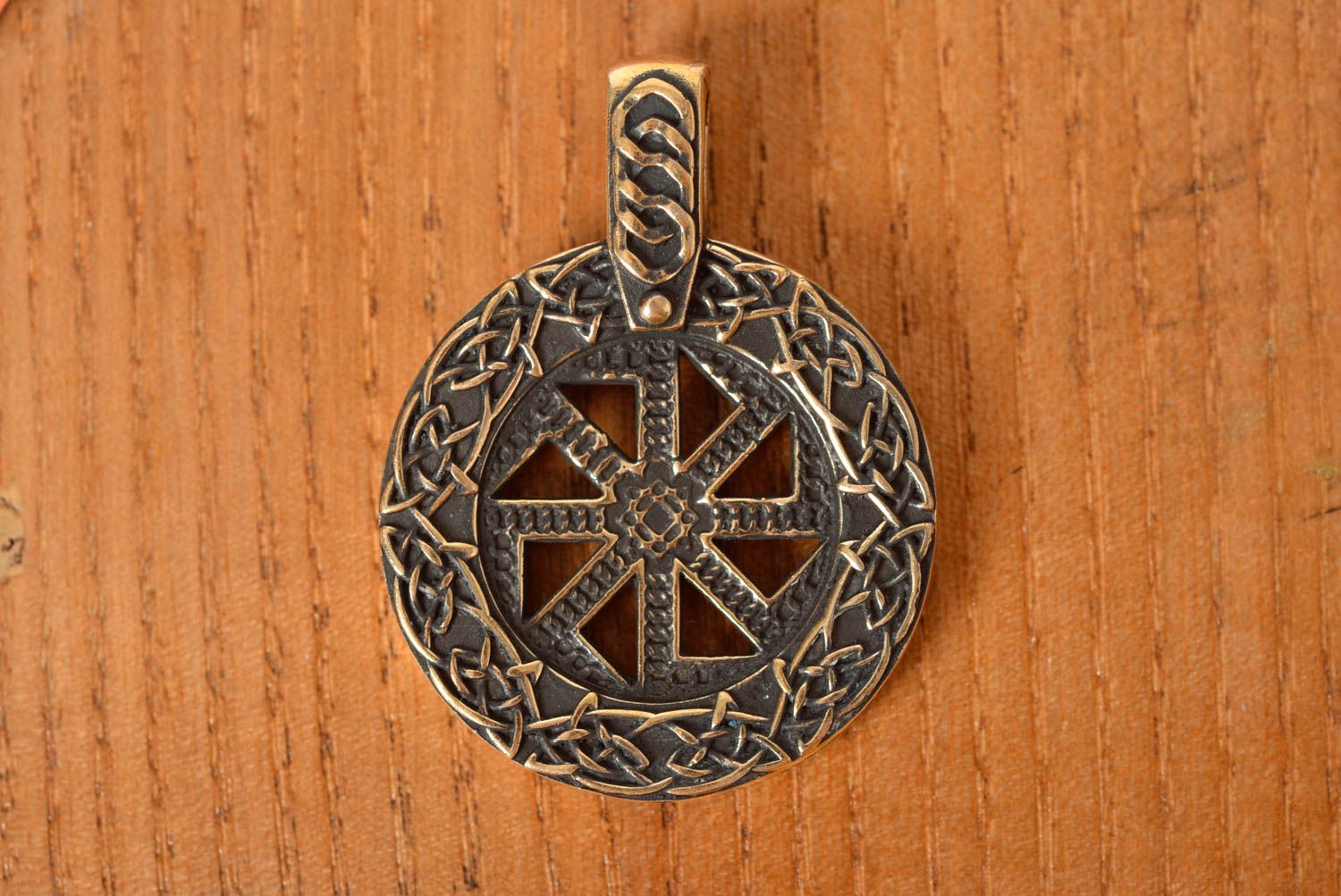 Ciondolo di bronza decorativo fatto a mano pendente etnico amuleto di metallo
 foto 1