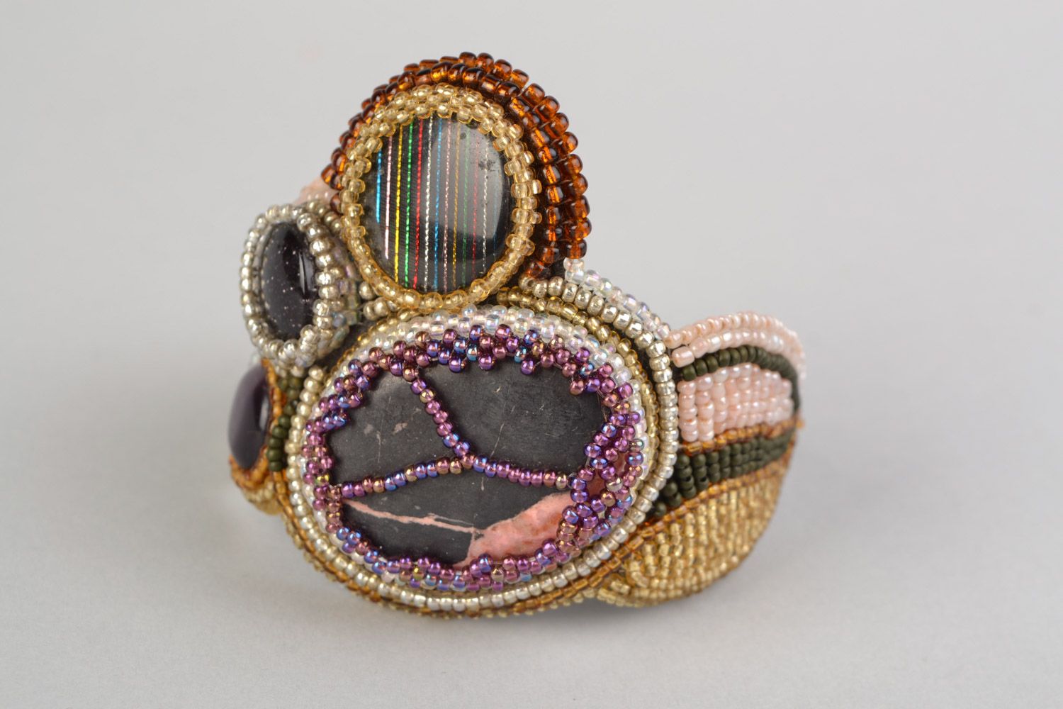 Large bracelet brodé en perles de rocaille et pierres naturelles fait main femme photo 3