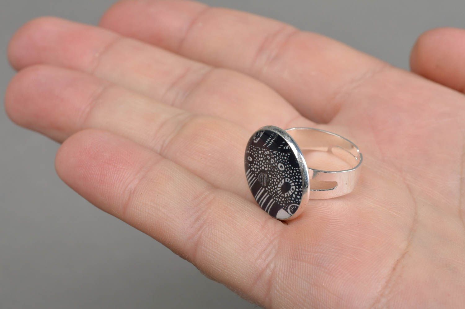 Черно белое кольцо с принтом в технике декупаж с ювелирной смолой ручной работы фото 3