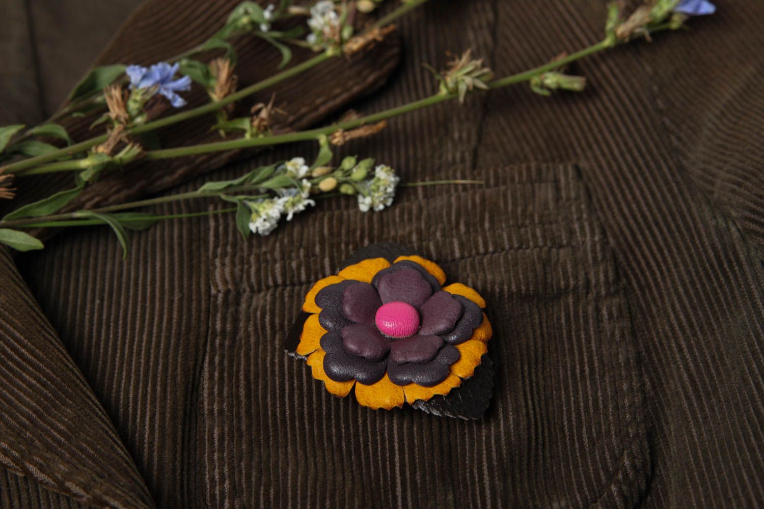 Spilla a forma di fiore fatta a mano fermaglio originale di cuoio naturale foto 1