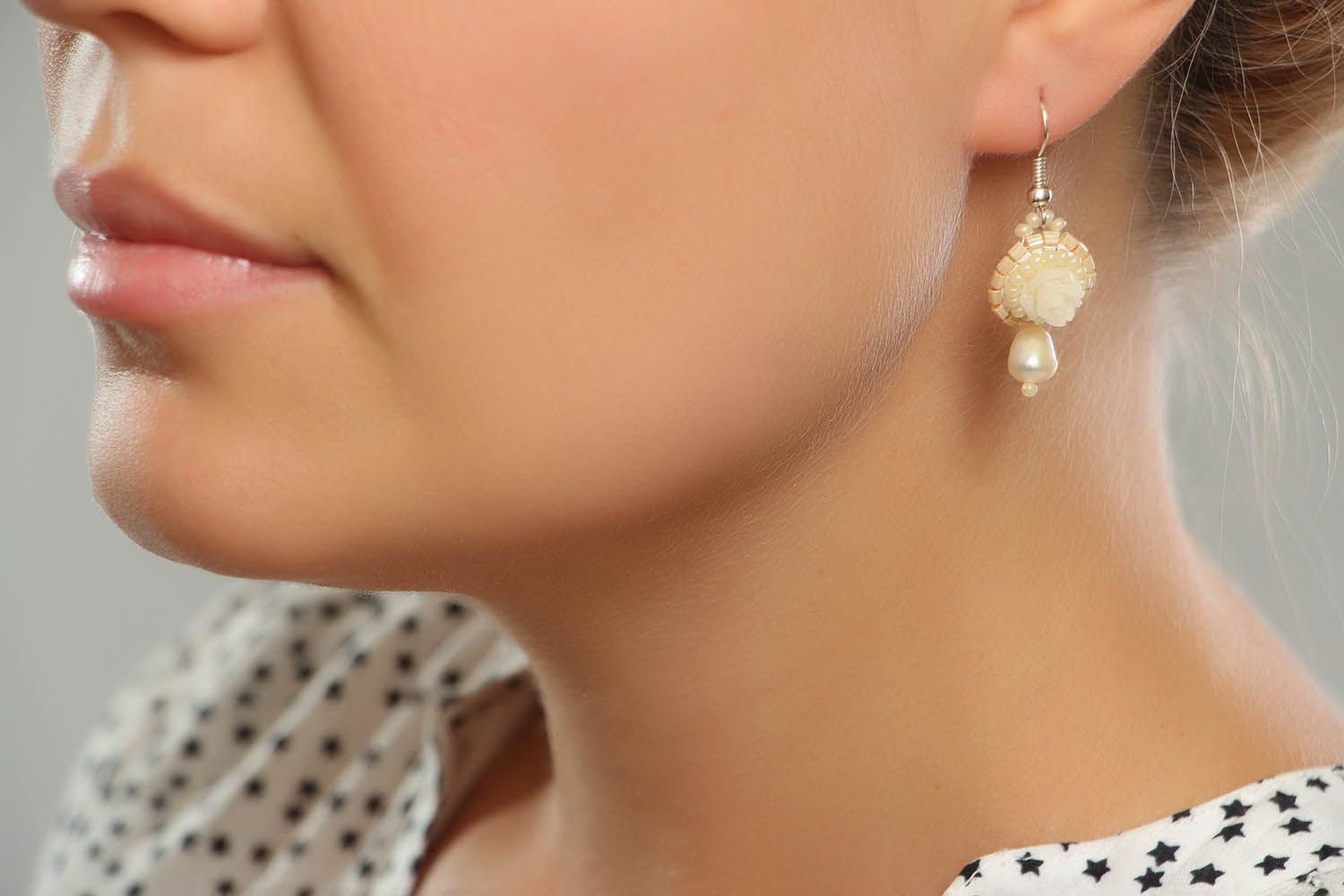 Orecchini con perla fatti a mano lunghi accessorio originale bello da donna foto 4