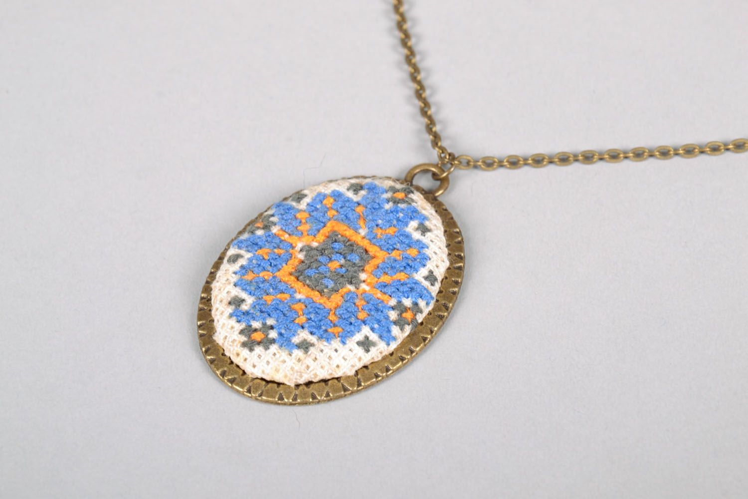 Pendant embroidered manually photo 3