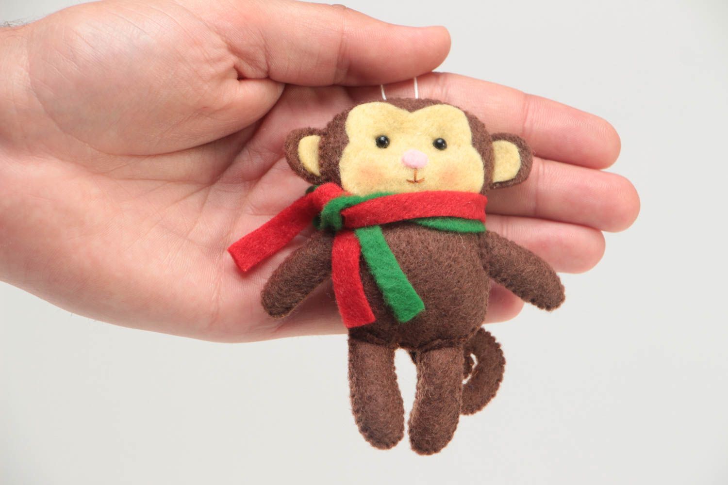 Petite décoration à suspendre en feutre brune en forme de singe faite main photo 5