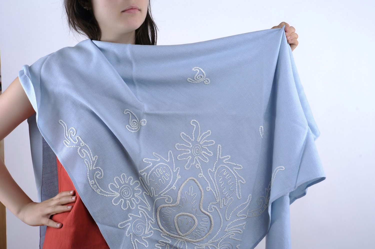 Шерстяной платок с вышивкой фото 2