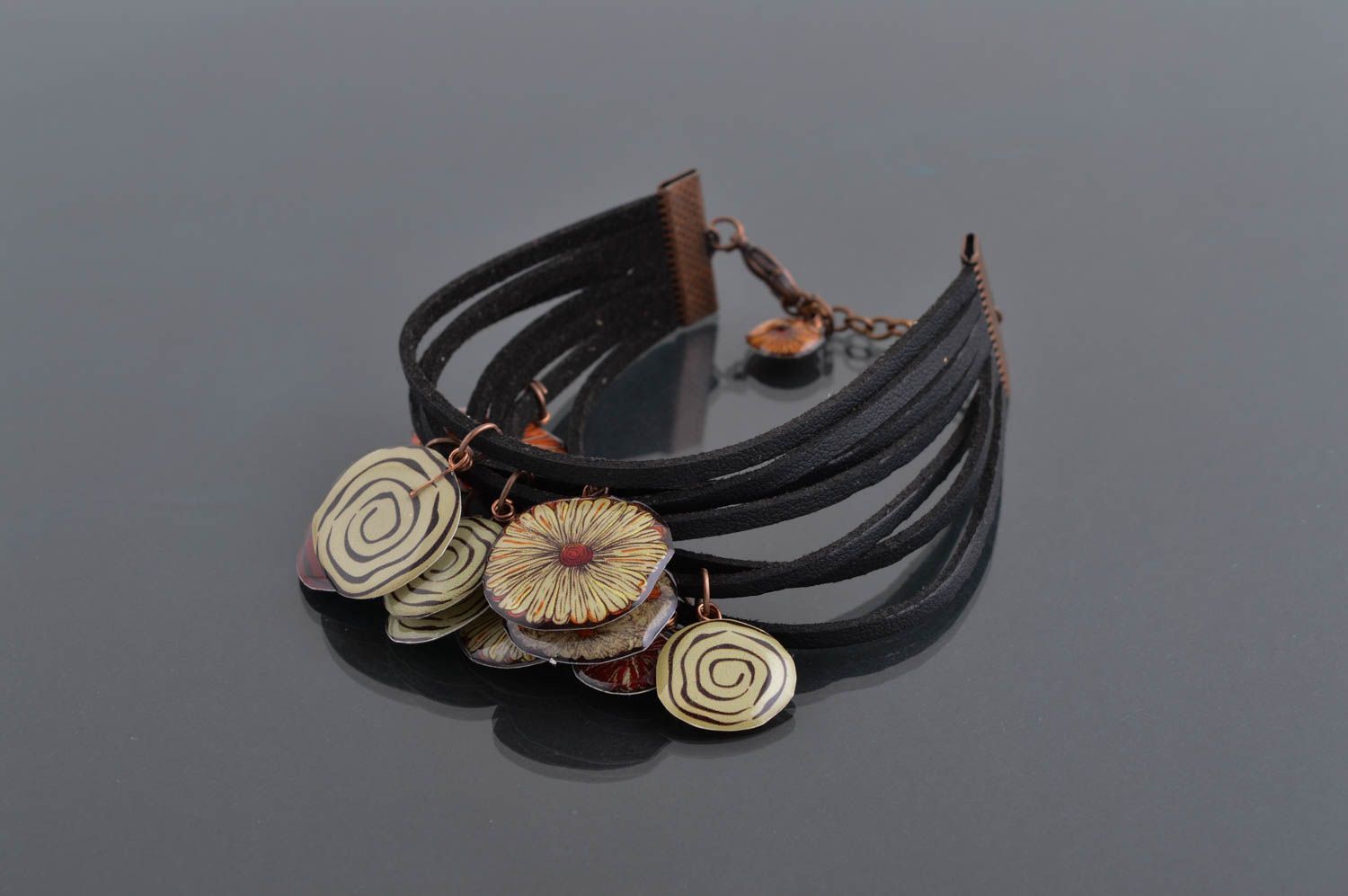 Bracelet en cuir fait main Bijou fantaisie noir Accessoire pour femme design photo 1