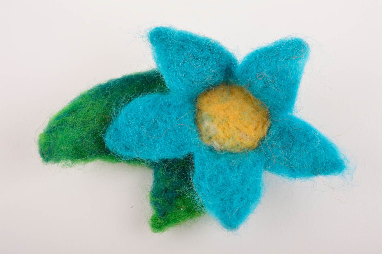 Брошь ручной работы украшение из шерсти валяная брошь в виде голубого цветка фото 2