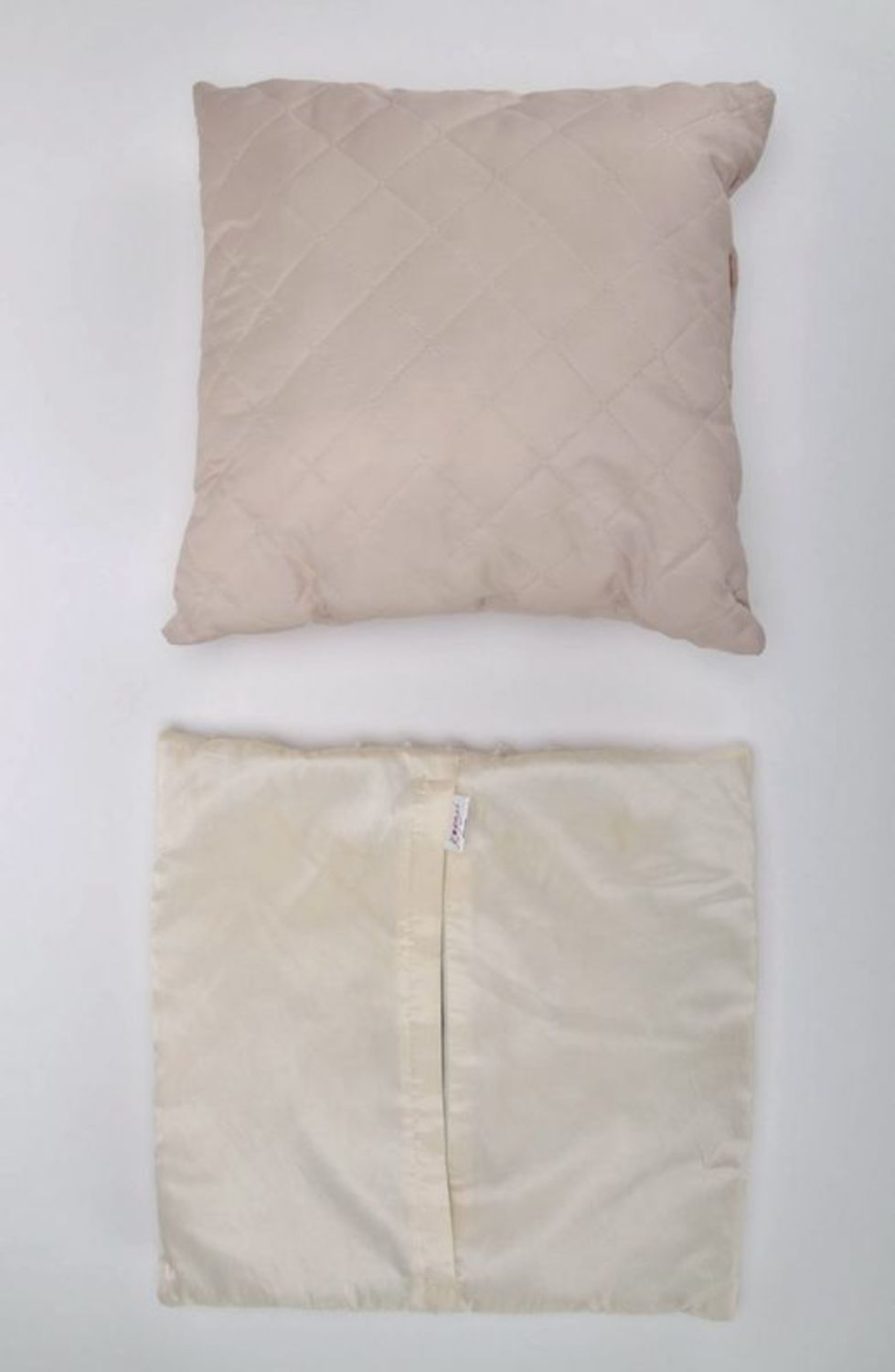 La almohada decorativa de plumón sintético. foto 3