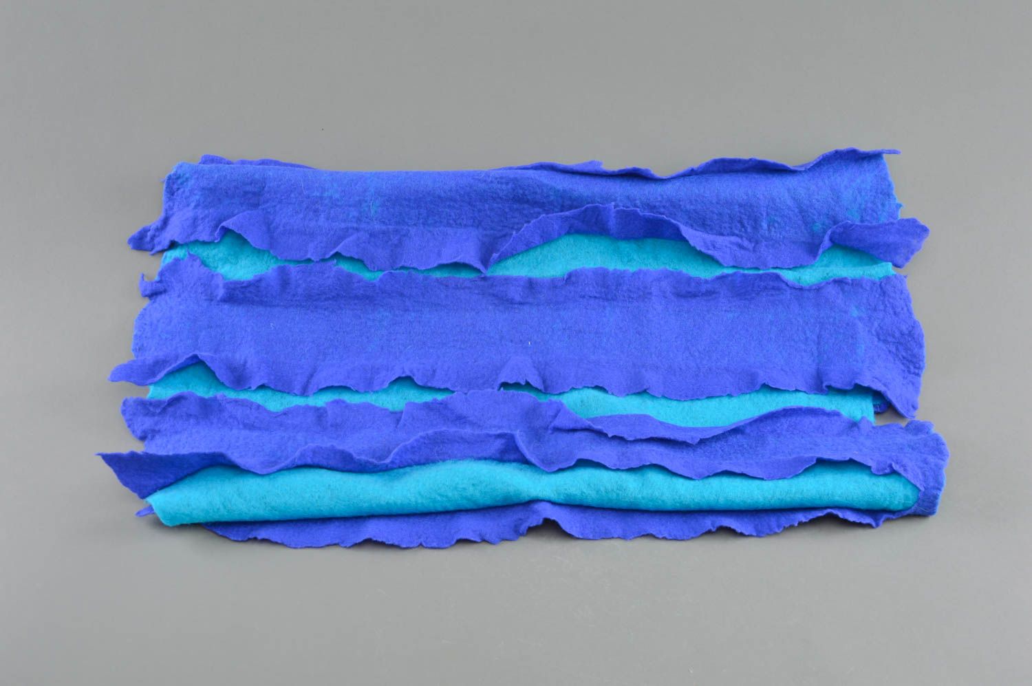 Écharpe en laine naturelle feutrée faite main bleue de design en forme de tube photo 3