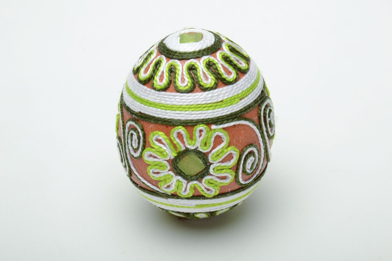 Декоративное пасхальное яйцо авторского дизайна украшенное нитками фото 2