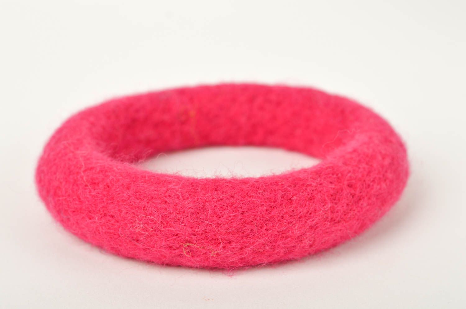 Bracelet fantaisie Bijou fait main rose en laine feutrée Accessoire femme photo 3