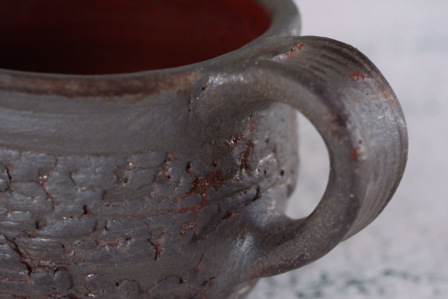 Taza original decorada de cerámica hecha a mano sin asa de tostación reductora foto 4