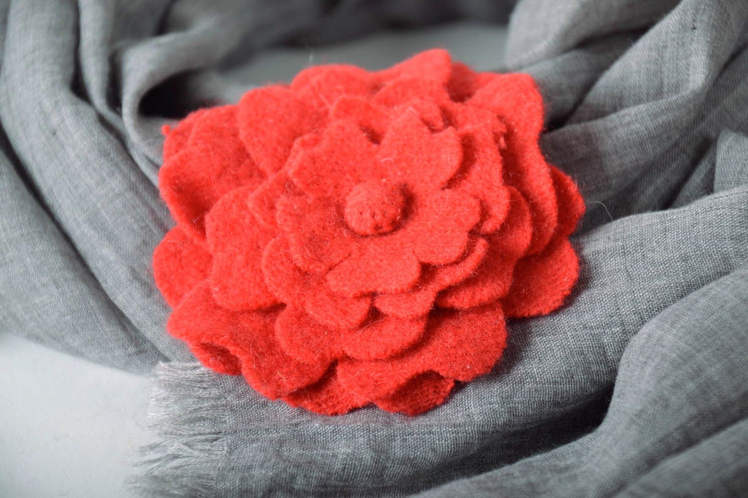 Grande broche fleur en laine faite main photo 1
