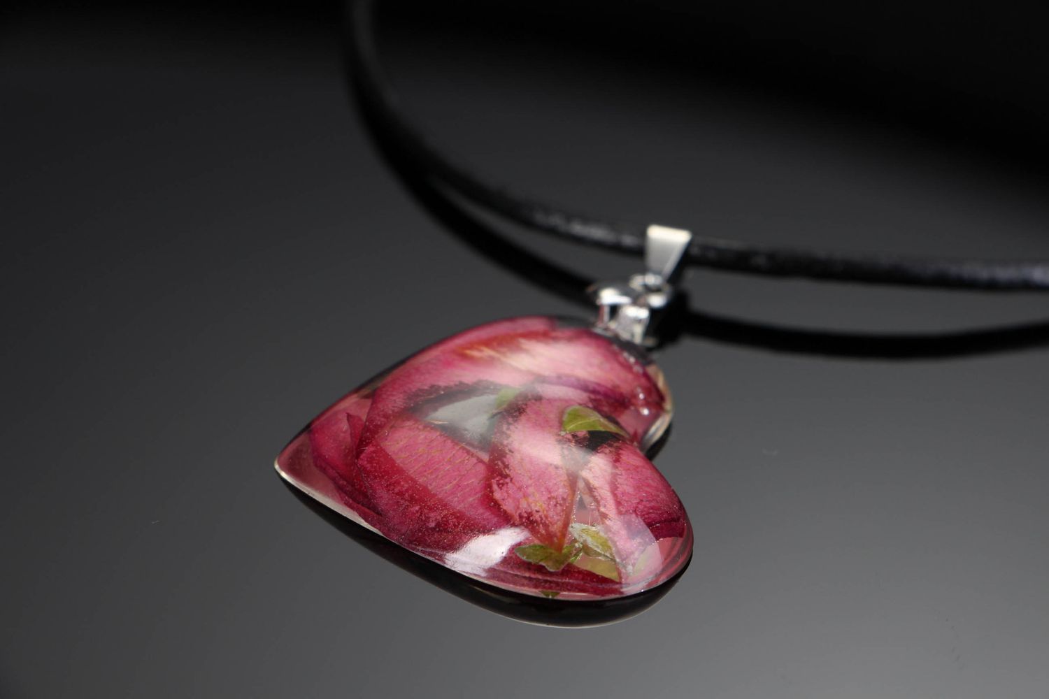 Pendant made from epoxy and rose petals photo 1