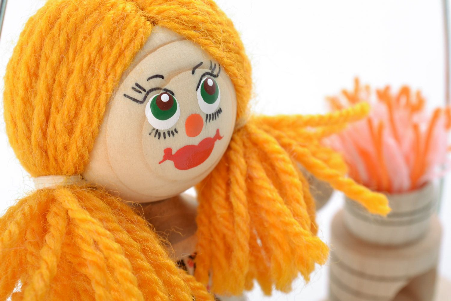 Оригинальная деревянная игрушка Девочка на лавочке ручной работы расписная фото 3