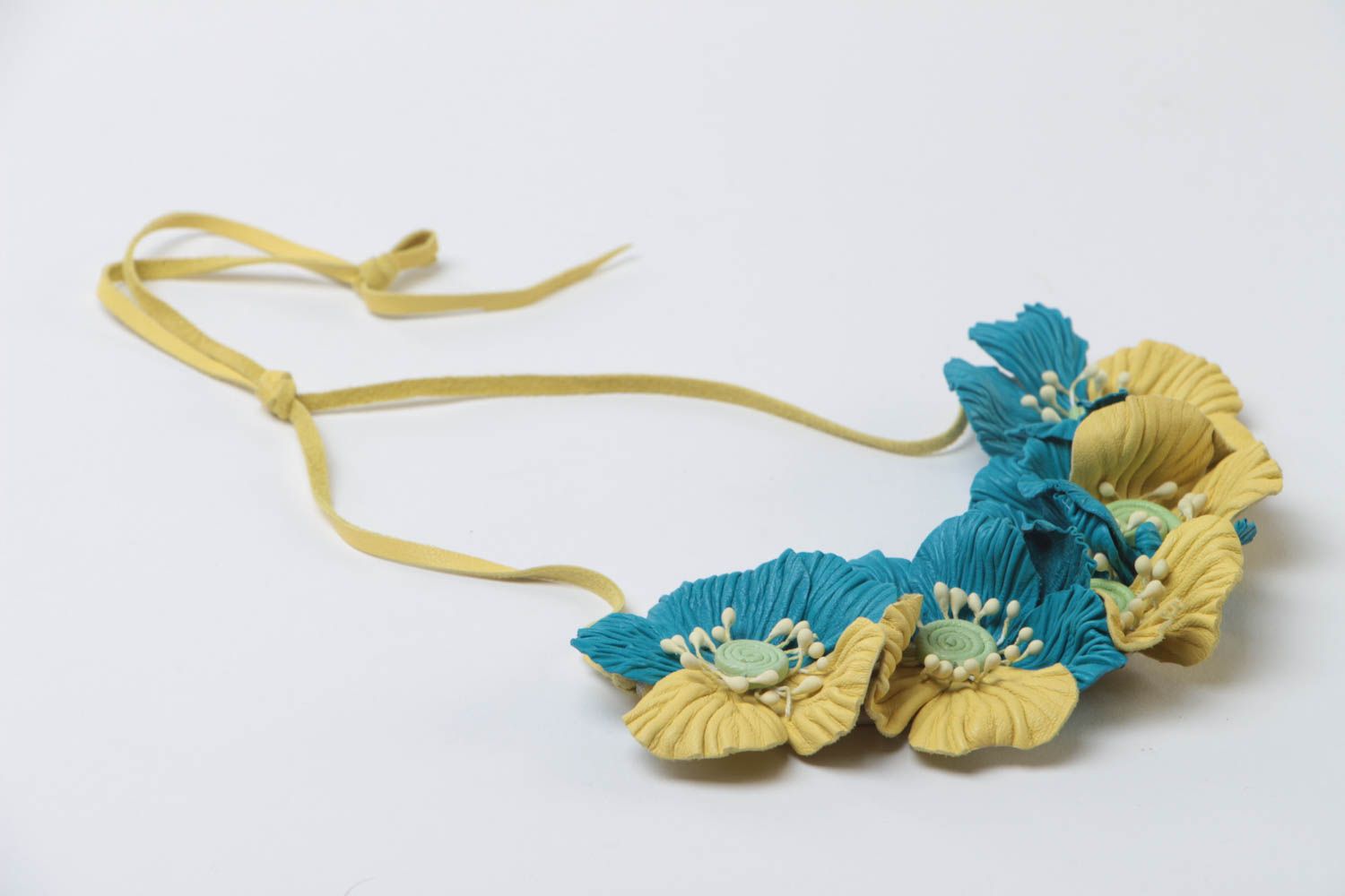 Collar con flores de cuero natural artesanal amarillo azul de mujer  foto 3