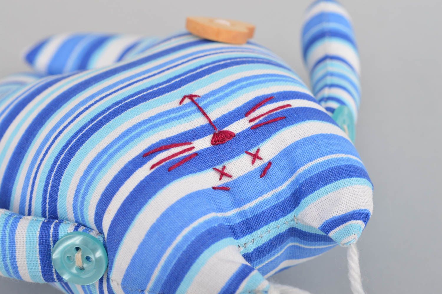 Jouet en tissu chat bleu à rayures fait main petit pour enfant cadeau original photo 2