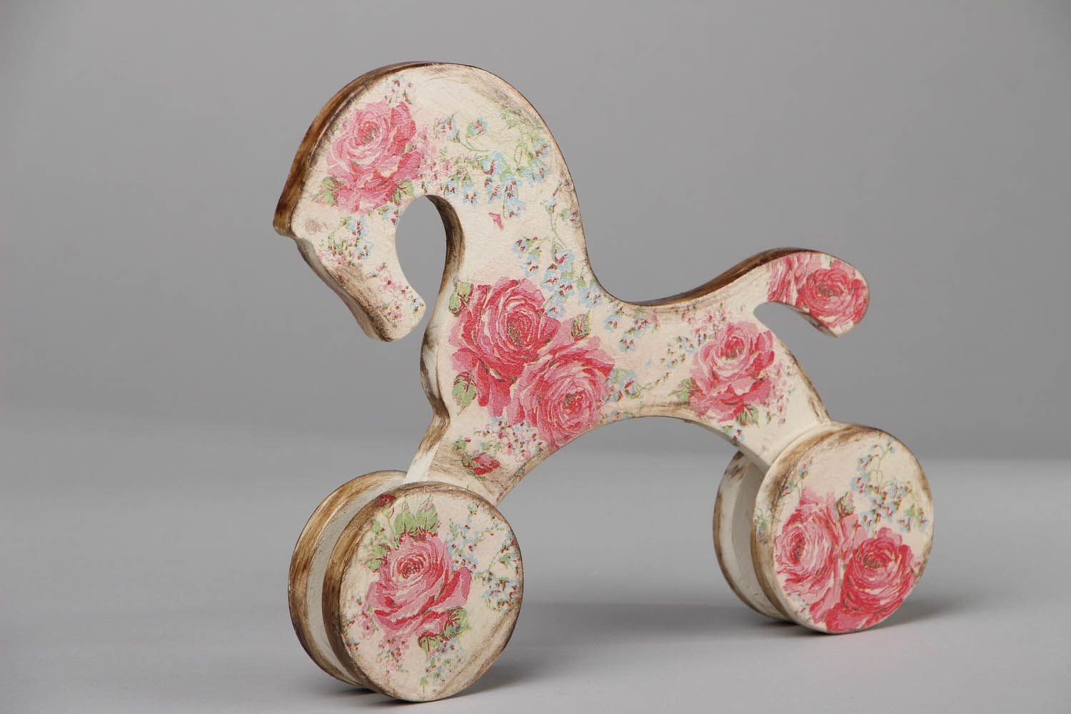 Figurine en bois en forme de cheval avec roues photo 1