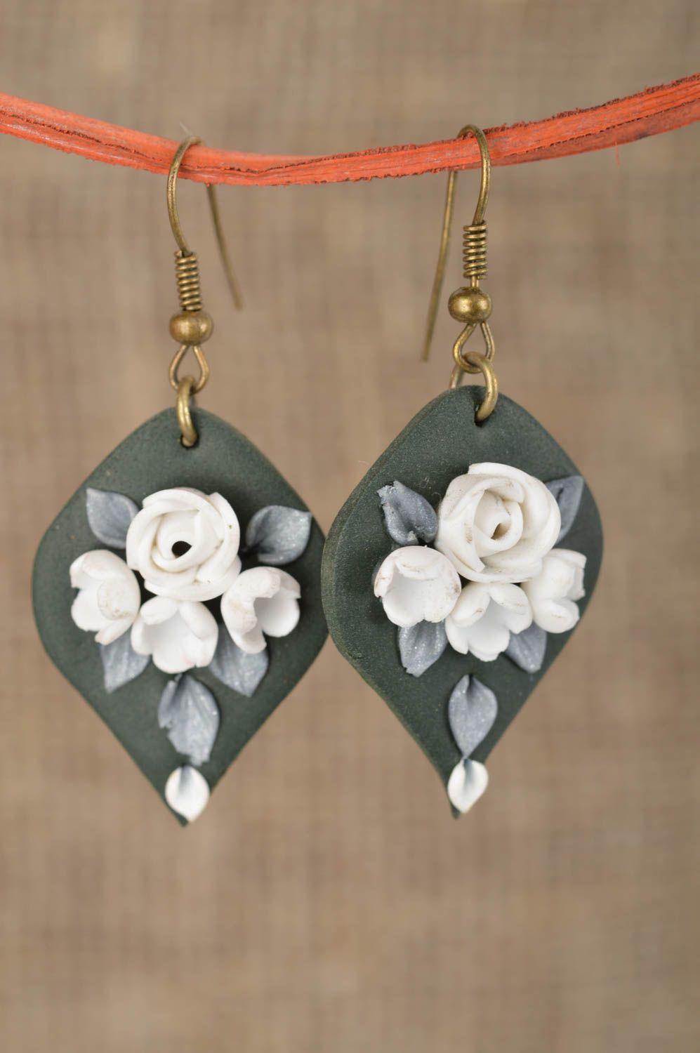 Handgemachte Blumen Ohrringe aus Polymerton in Weiß und Grau für Schwester foto 1