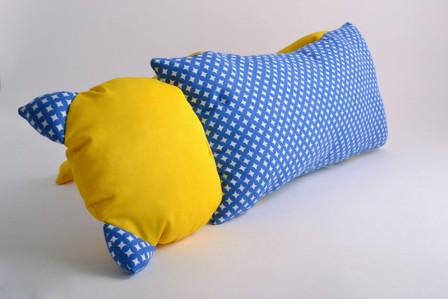 Интерьерная игрушка-подушка в виде кота ручной работы желтая с голубым большая фото 4
