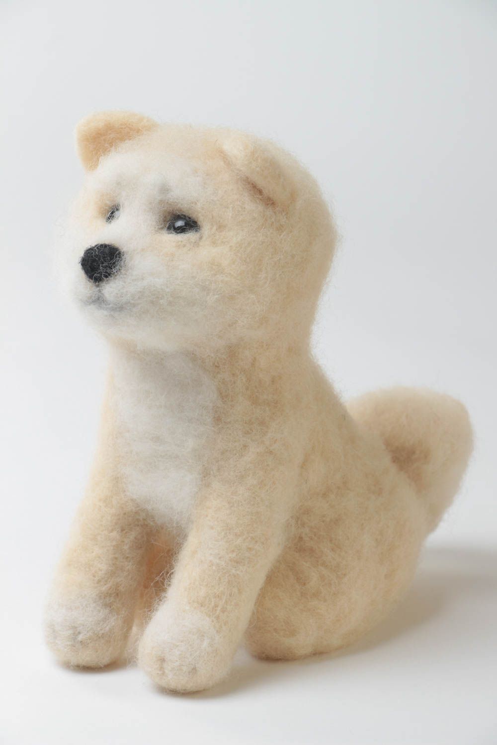 Jouet mou chien akita beige en laine naturelle feutrée fait main original photo 2
