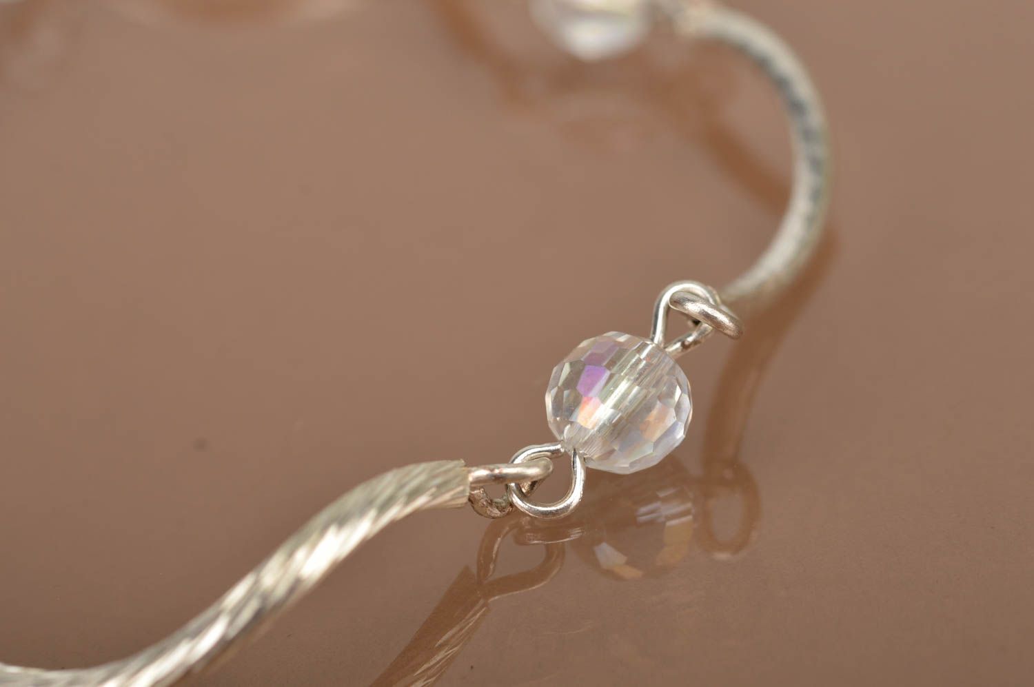 Bracelet fin avec perles de cristal fait main original beau Gouttes blanches photo 3