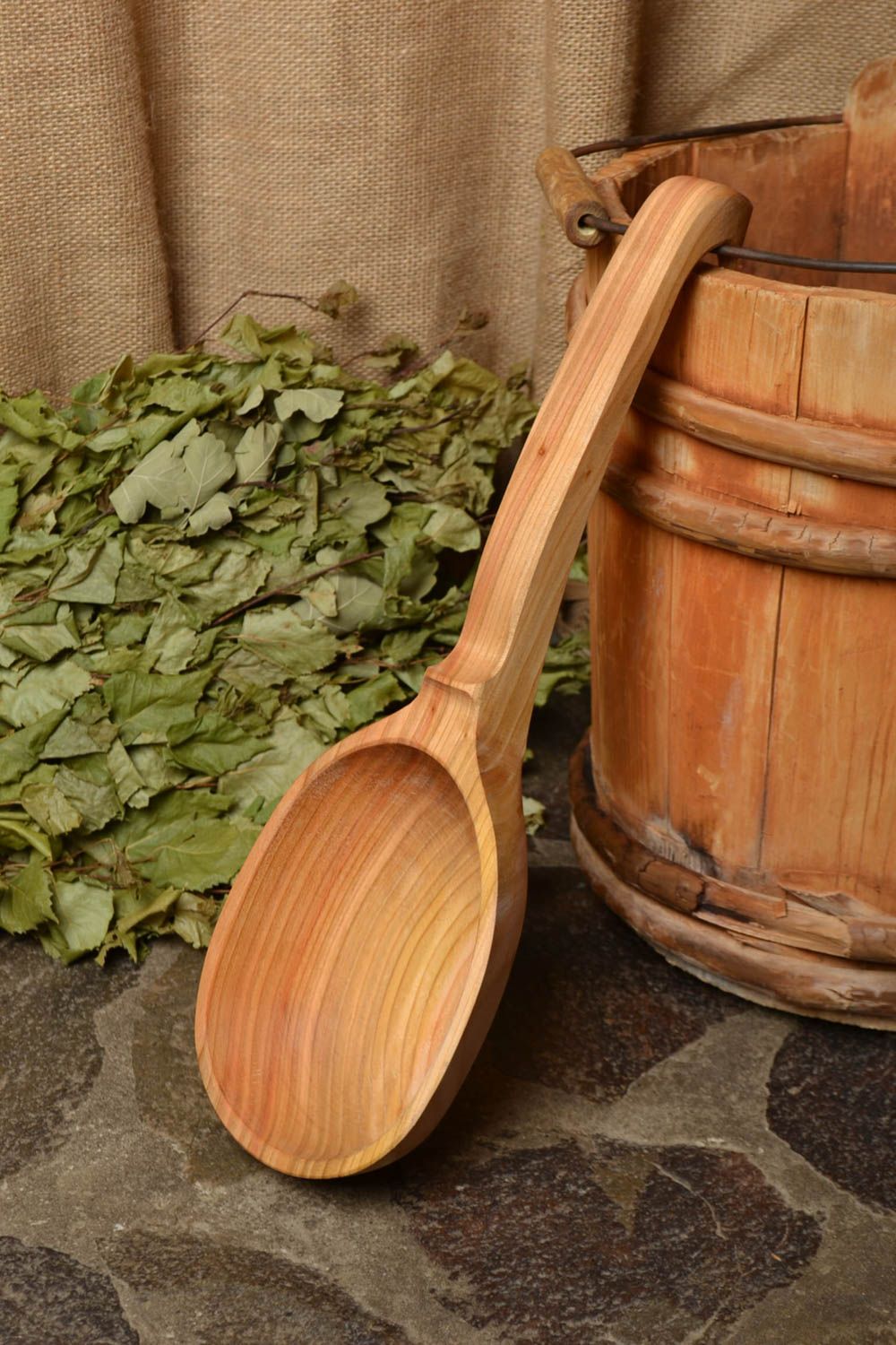 Cucharón de madera para sauna artesanal con mango largo grande foto 1
