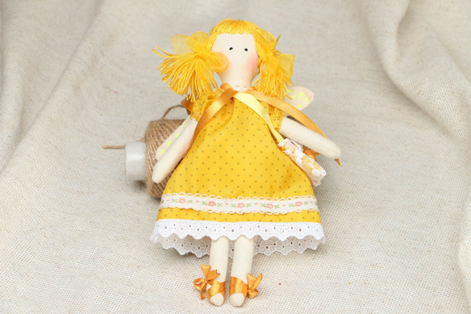 Muñeca de tela hecha a mano con vestido amarillo foto 1