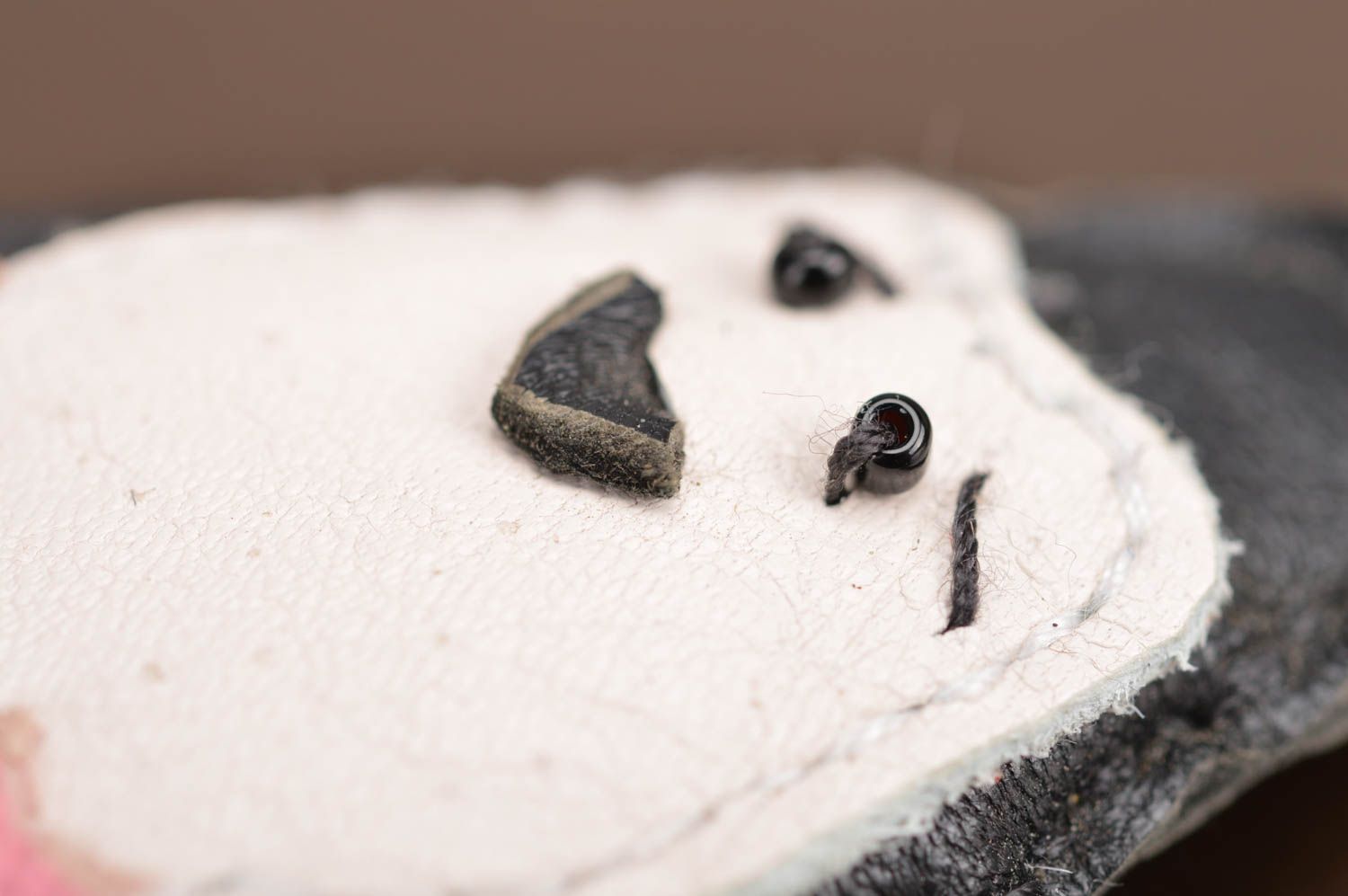 Kleiner Schlüsselanhänger aus Leder Pinguin handgemacht schön schwarz weiß  foto 4
