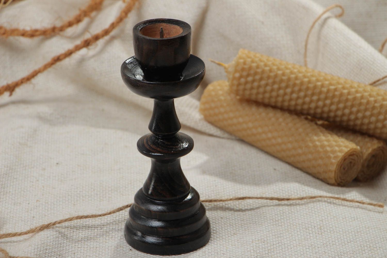 Candelero artesanal tallado de madera oscuro para una vela estrecha   foto 1