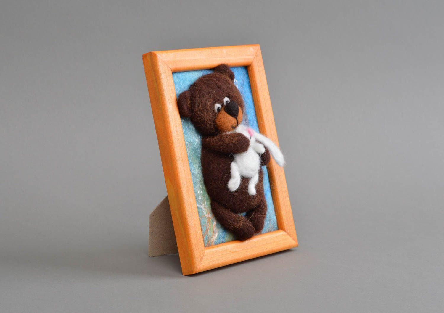 Tableau en laine feutrée dans cadre en bois fait main ours avec lièvre photo 2