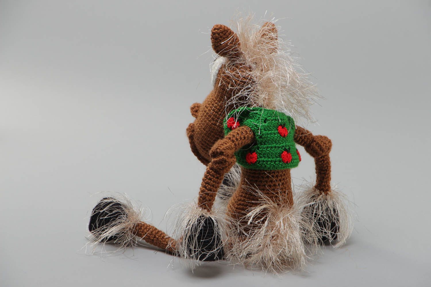 Мягкая вязанная игрушка конь из акриловых ниток коричневый смешной ручная работа фото 4