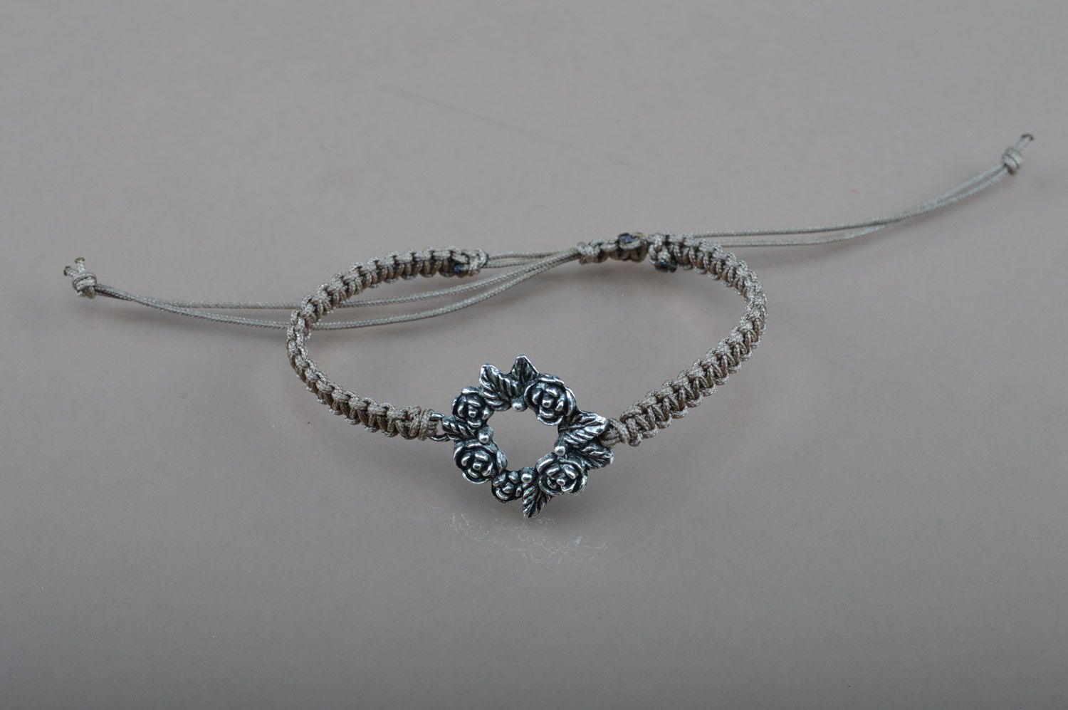Bracelet tressé en fils macramé fait main avec couronne de fleurs métallique photo 2