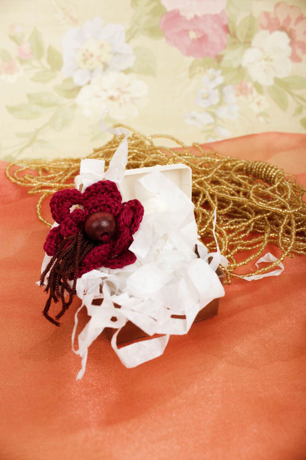 Broche en tricot Bijou fait main fleur rouge foncé en coton Cadeau femme photo 1