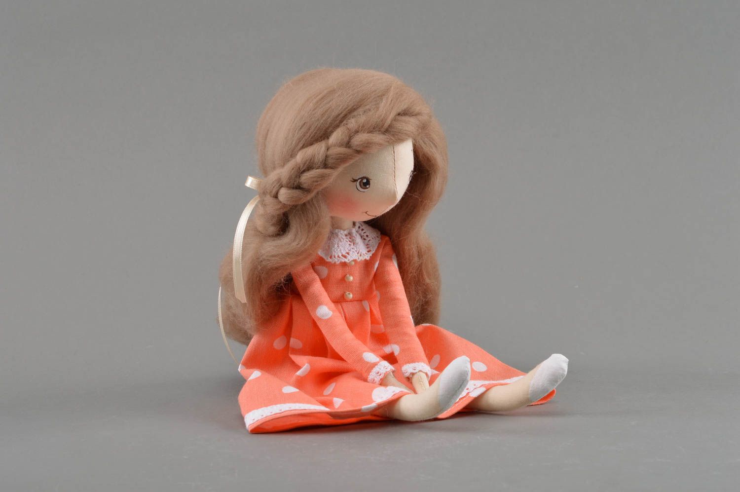 Текстильная кукла для интерьера отличница на подставке ручной работы фото 3